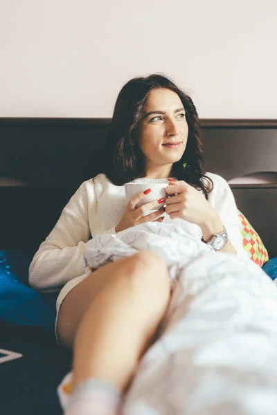 Genç Doğulu Kadın Yatak Odasında Uzanmış Kahve Çay Içiyor Rahatlatıcı — Stok fotoğraf