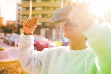 3B görüntüleyici kullanan afro kadın