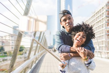 çok ırklı çift alarak selfie 