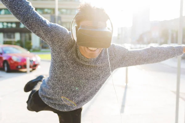 Man using 3d viewer in city — Stock Photo, Image