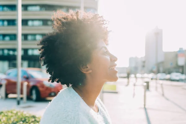 Afro donna all'aperto in città — Foto Stock