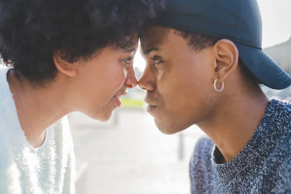 Pareja multiétnica al aire libre en la ciudad —  Fotos de Stock