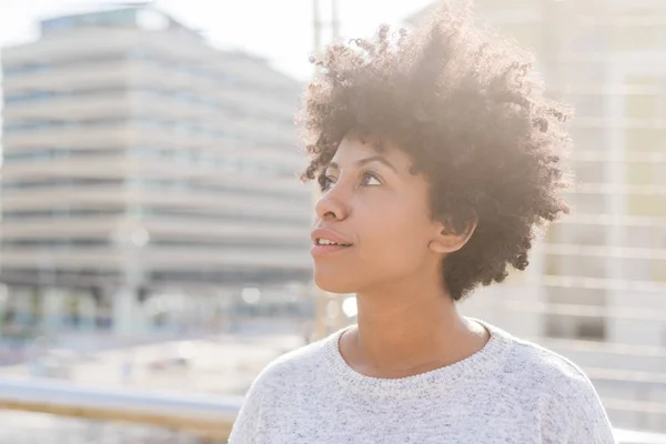 Afro kvinna Utomhus i city — Stockfoto