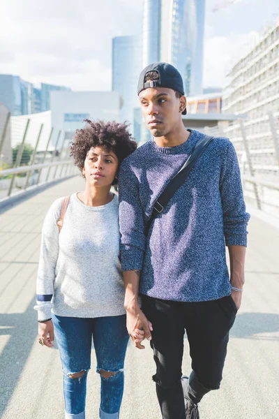 Pareja caminando al aire libre en la ciudad — Foto de Stock