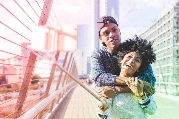 Pareja multiétnica tomando selfie — Foto de Stock