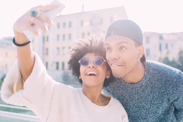 Pasangan multietnis di kota mengambil selfie — Stok Foto