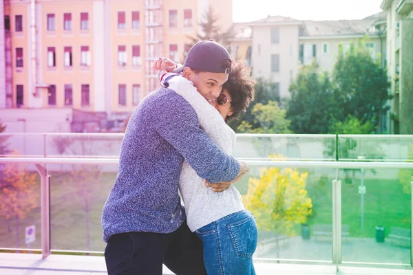 Pareja multiétnica al aire libre en la ciudad — Foto de Stock