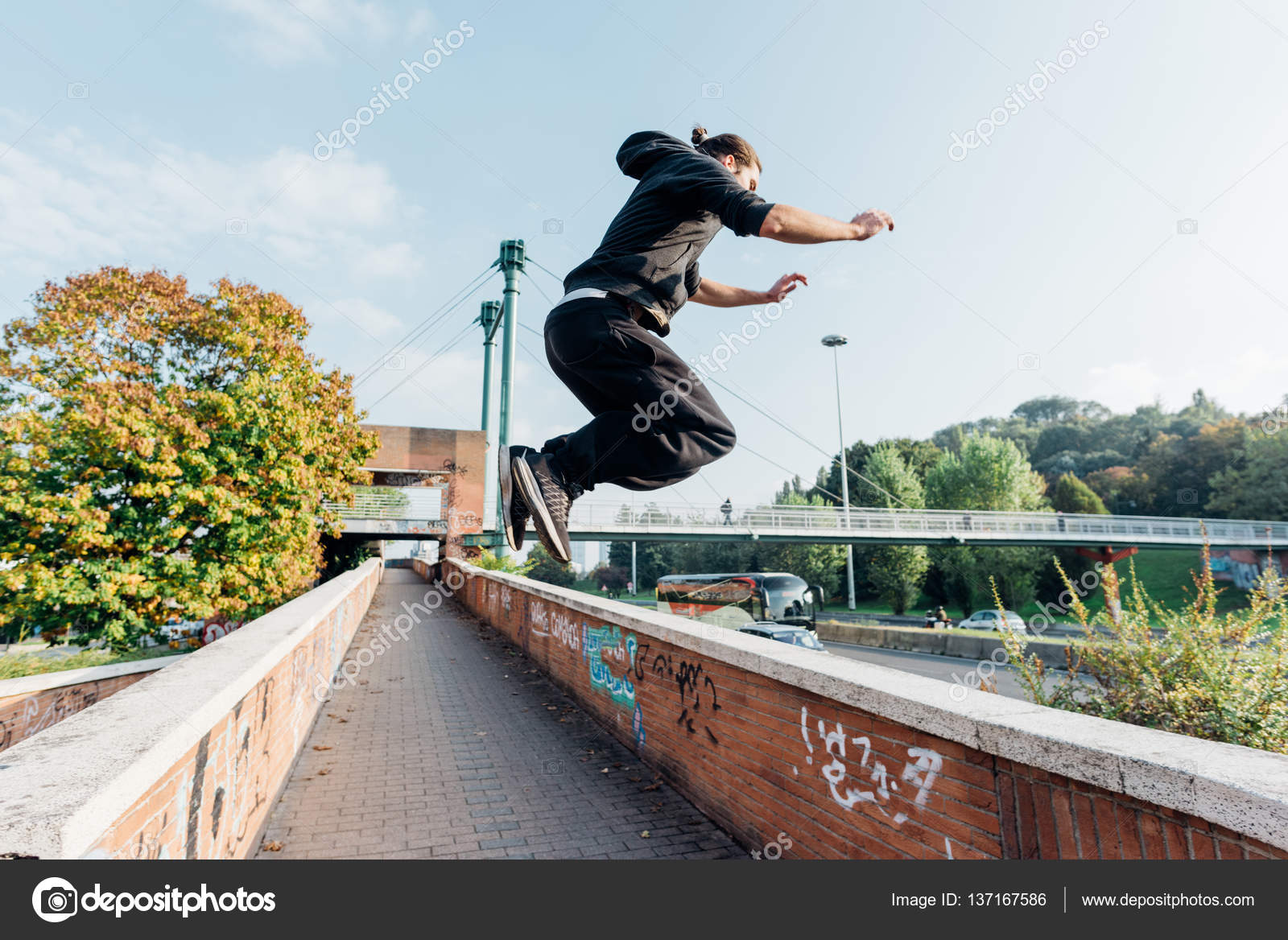 Resultado de imagen de imagenes de señores haciendo parkour