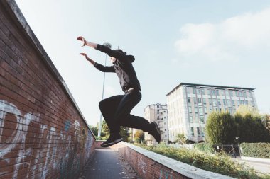 Parkour açık yapan erkek 