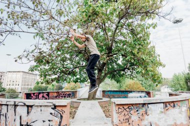 Parkour açık yapan erkek