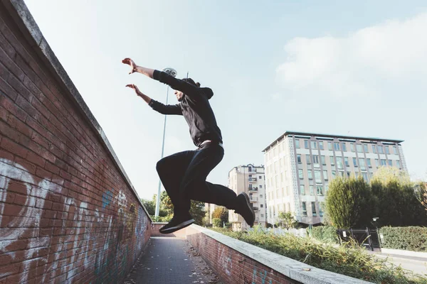 Man gör parkour utomhus — Stockfoto