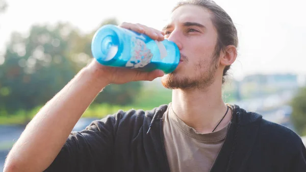 Mann entspannt sich nach Trinkwassertraining — Stockfoto