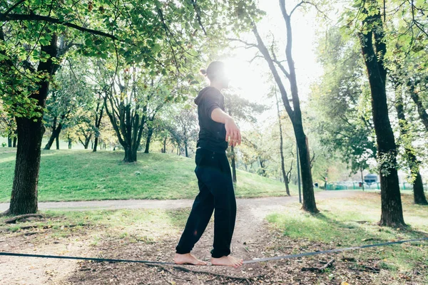 Mann balanciert auf einem Drahtseilakt — Stockfoto