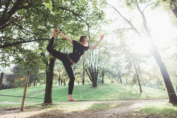 Vrouw balanceren op een slappe koord — Stockfoto