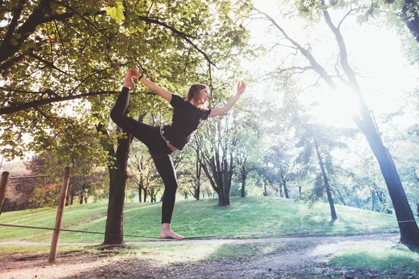 Donna che equilibra una fune — Foto Stock