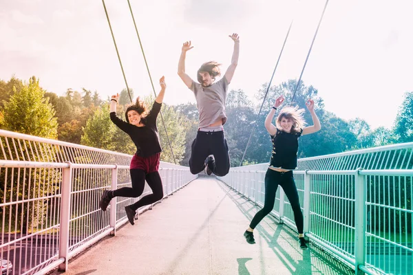 kadın ve erkek şehirde atlama