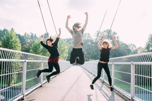 kadın ve erkek şehirde atlama