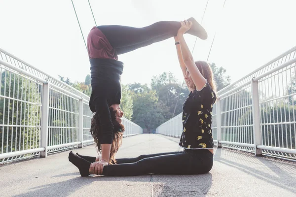 Mujeres estirándose en el parque de la ciudad —  Fotos de Stock