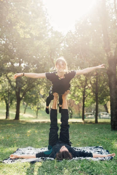 Adam kadını ayaklarıyla kaldırma