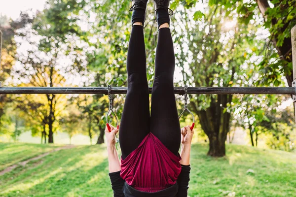 Entrenamiento de la mujer en el parque usando anillos —  Fotos de Stock