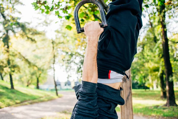 男はリングを使用して公園でトレーニング — ストック写真