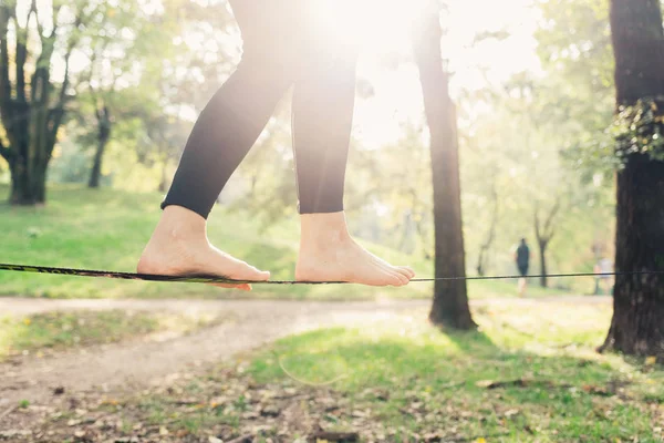 Feet walking on tightrope — Stock Photo, Image