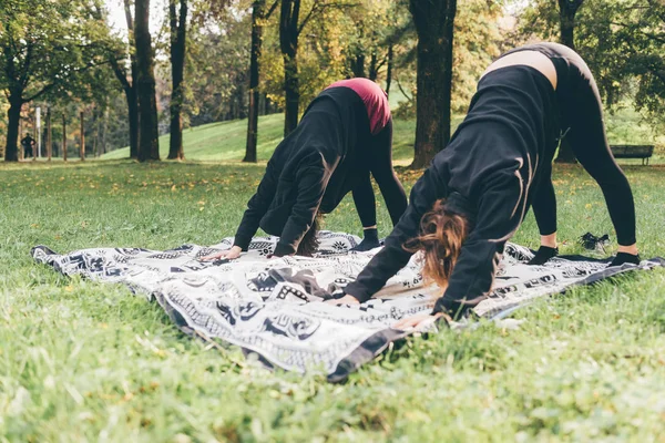 Femmes s'étirant dans le parc de la ville — Photo