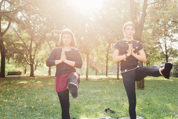 Women stretching in city park — Stock Photo, Image