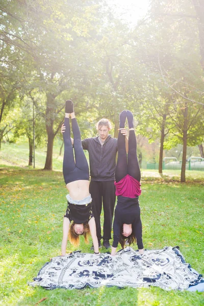 Uomo insegnare alle ragazze come stare in piedi — Foto Stock