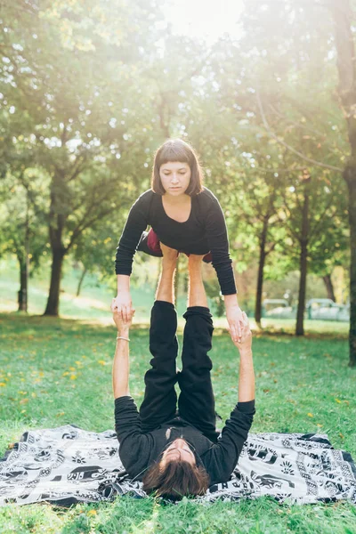 Adam kadını ayaklarıyla kaldırma