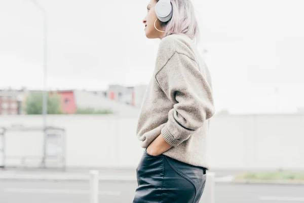 Kvinnan promenader lyssnar musik — Stockfoto