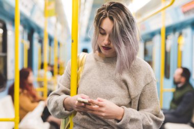 smartphone kullanarak metro kadında