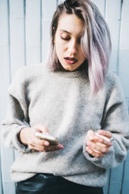 akıllı telefon kullanan mor gri saçlı kadın