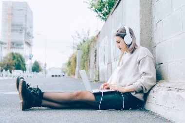 bilgisayar müzik dinleme kullanan kadın