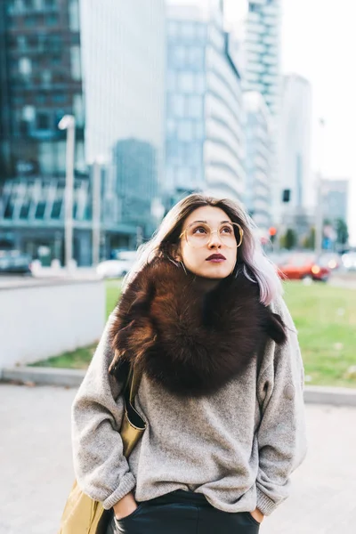 市内で屋外を歩いている女性 — ストック写真