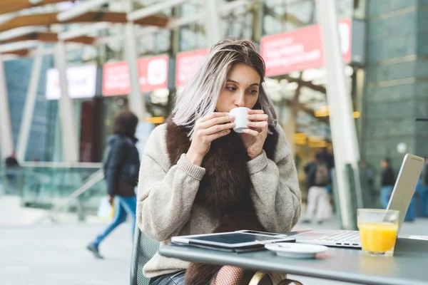 Женщина с седыми волосами пьет кофе — стоковое фото