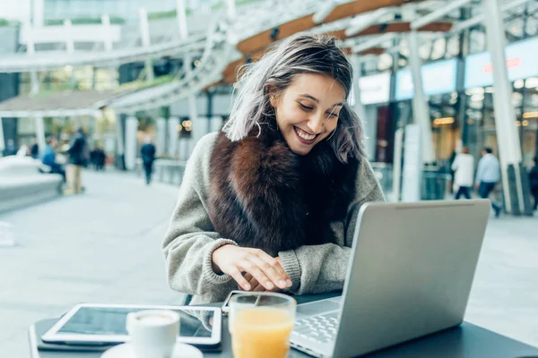 Femme utilisant des dispositifs technologiques — Photo