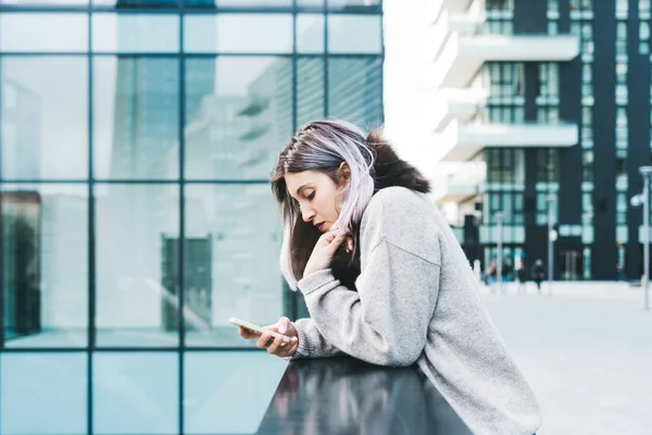 Akıllı telefon kullanan kadın 