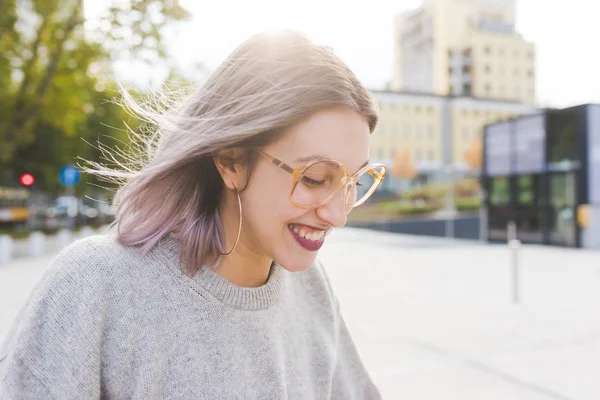 Mujer al aire libre en la ciudad — Foto de Stock