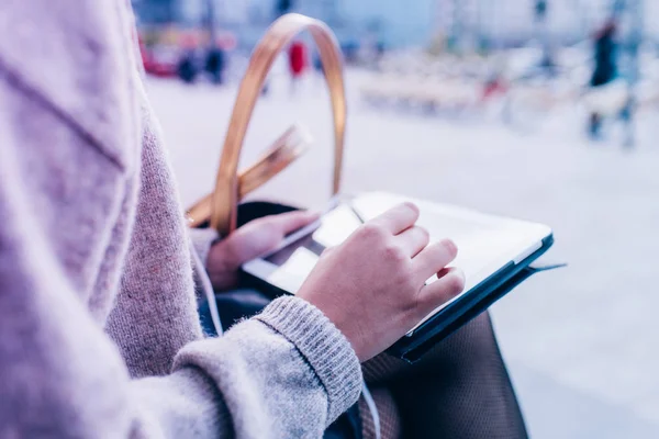 Dívka, poklepáním na obrazovku tabletu — Stock fotografie