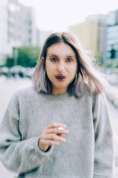 Mujer al aire libre en ciudad fumar —  Fotos de Stock