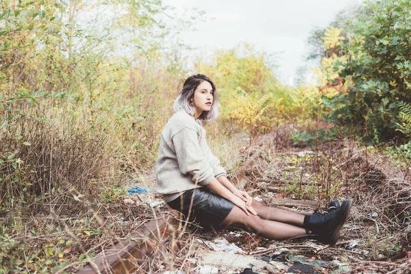 Mujer en ferrocarril abandonado — Foto de Stock