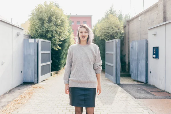 Buiten in de stad lachende vrouw — Stockfoto