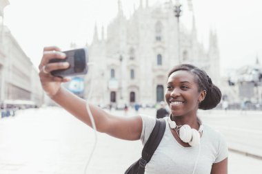 Kadın akıllı telefonuyla selfie çekiyor.