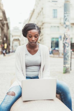 Bilgisayar Kullanan Kadın 