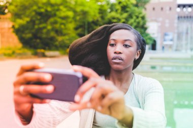 selfie alarak smartphone tutan kadın 