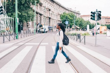 Şehirde açık siyah kadın