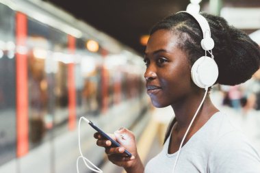 Underground üzerinde seyahat, müzik dinleme kadın