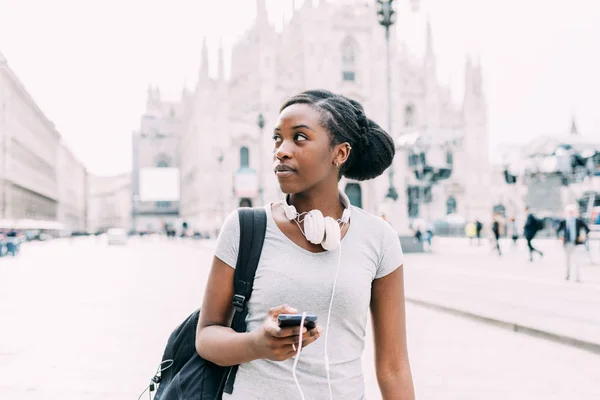 Mujer negra caminando en la ciudad — Foto de Stock