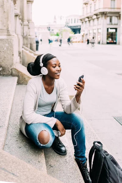 Woman outdoor listening music — Stock Photo, Image